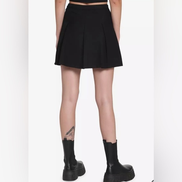 NWOT Hot Topic Black Double Buckle Pleated Skirt - Picture 2 of 3